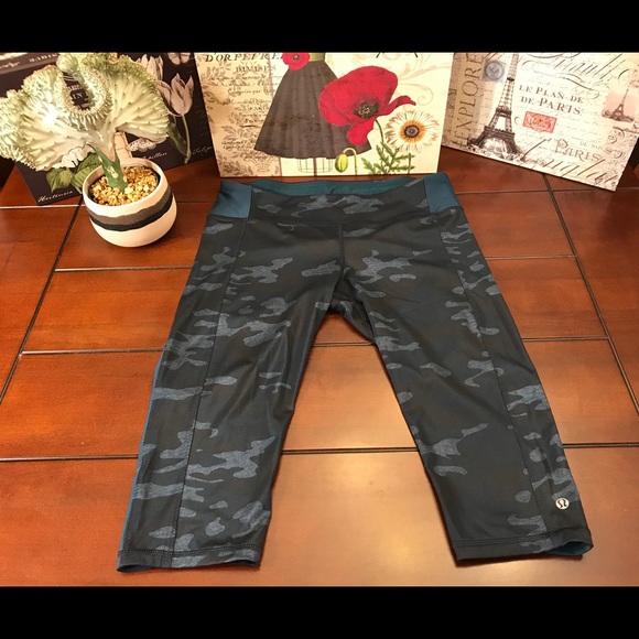 Lululemon Clip-in Crop- Oil Slick Blue Camo, Sz 10 - Picture 2 of 6